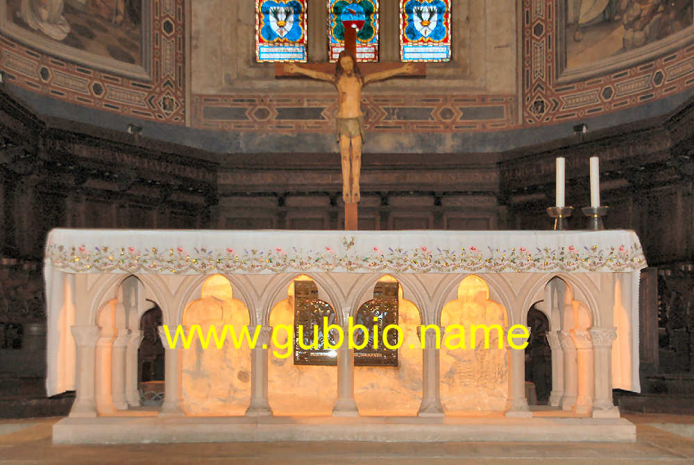 le reliquie dei Santi Mariano e Giacomo che riposano sotto l'altare centrale
