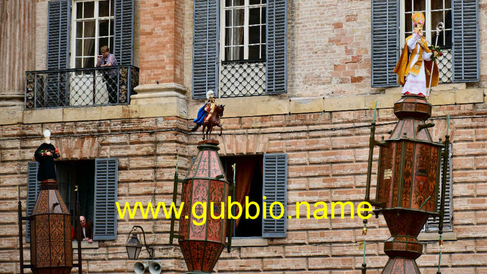 Fase della Corsa dei ceri in Piazza Grande